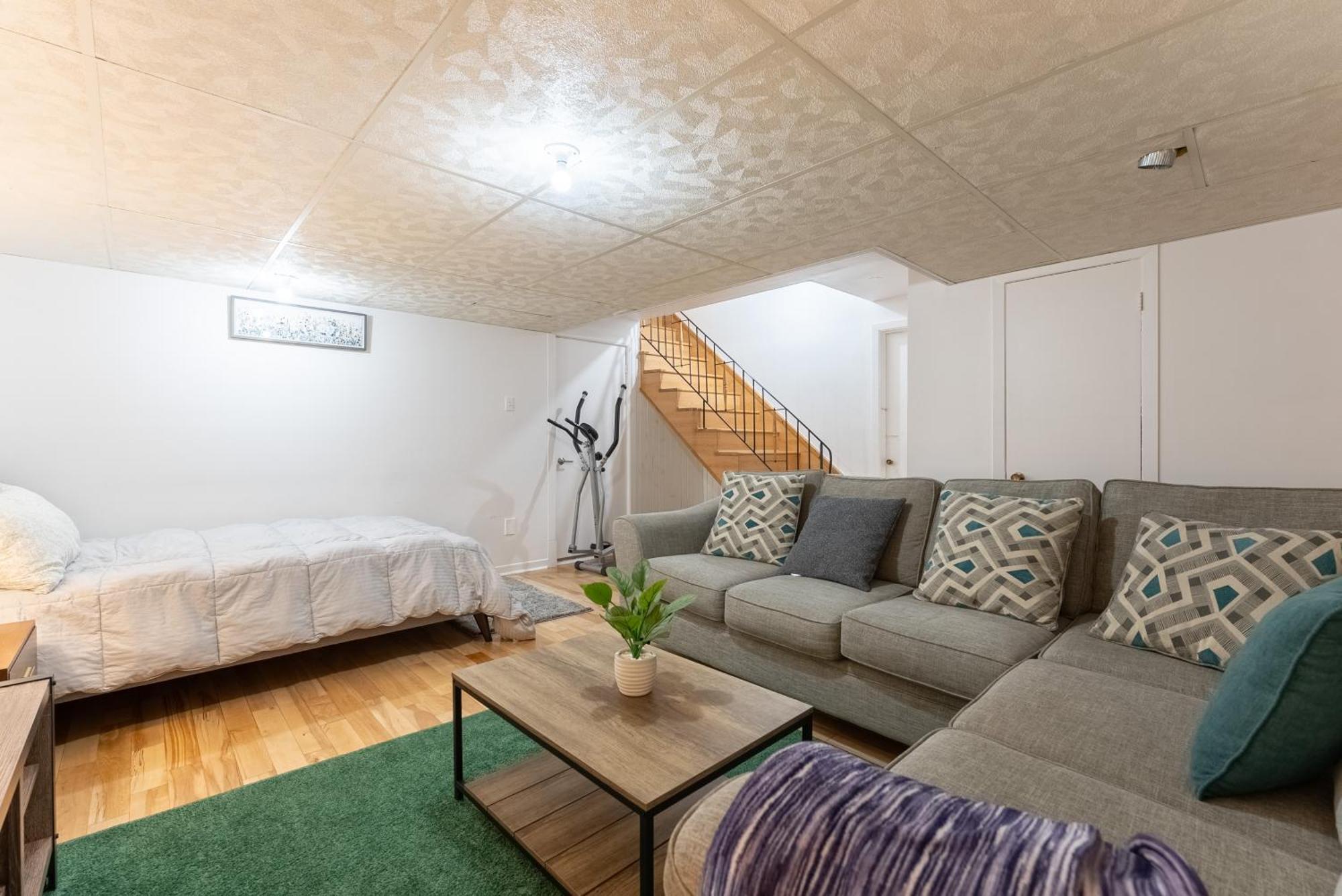Comfortable Spacious House With Parking Brossard Exterior photo