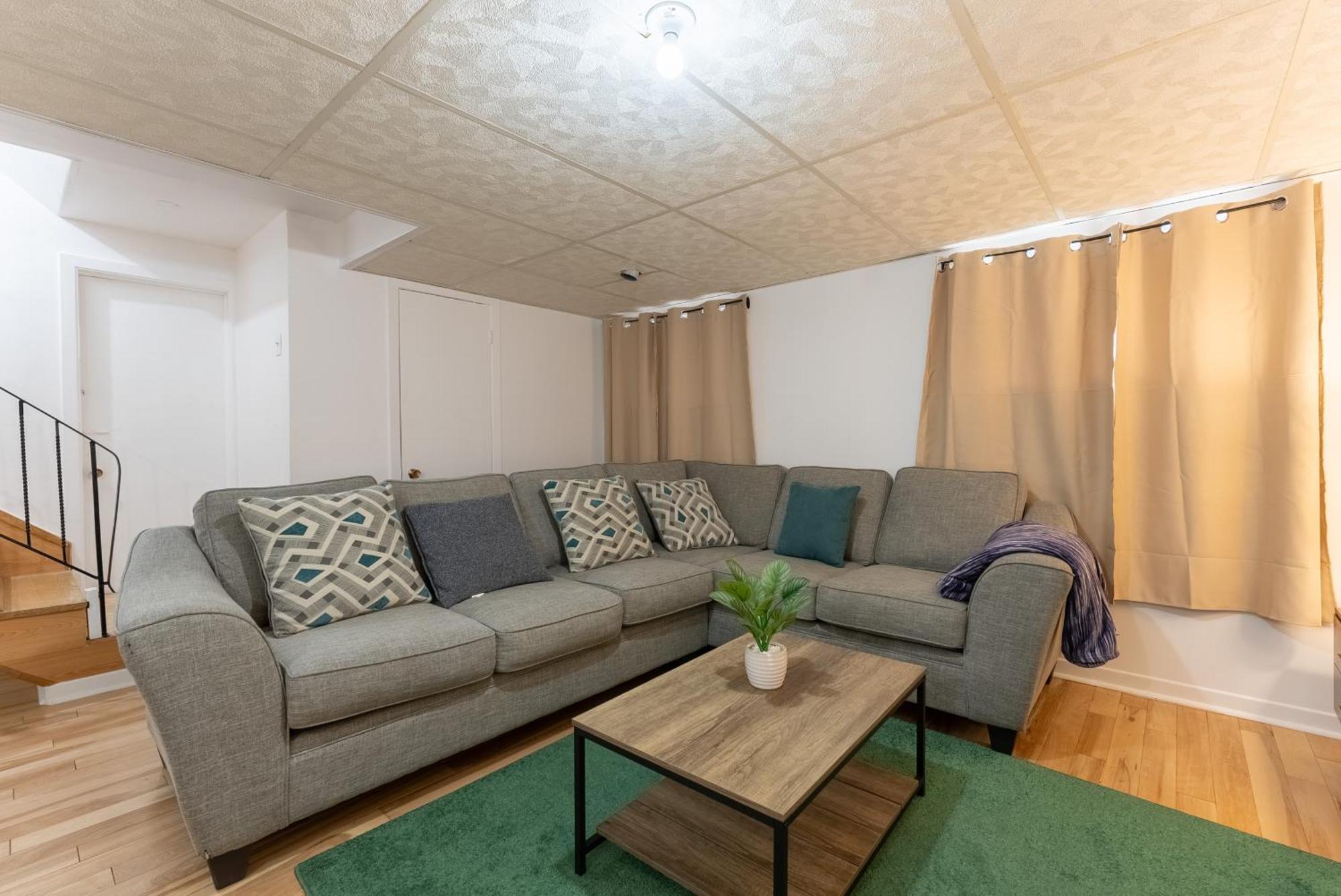 Comfortable Spacious House With Parking Brossard Exterior photo