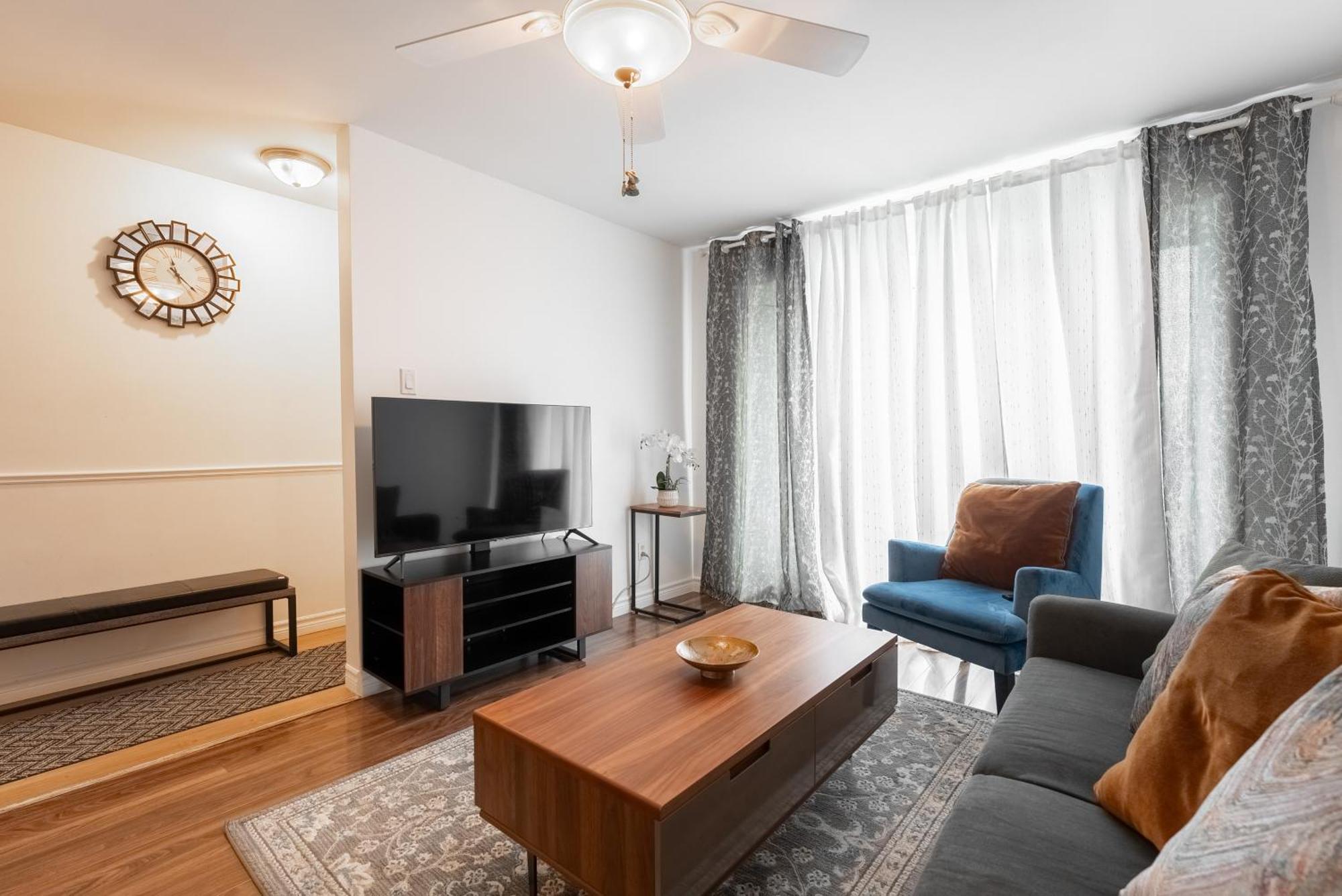 Comfortable Spacious House With Parking Brossard Exterior photo