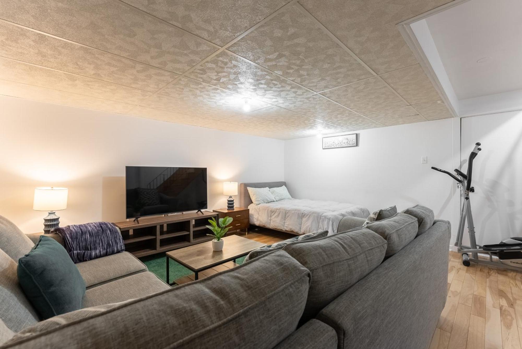 Comfortable Spacious House With Parking Brossard Exterior photo