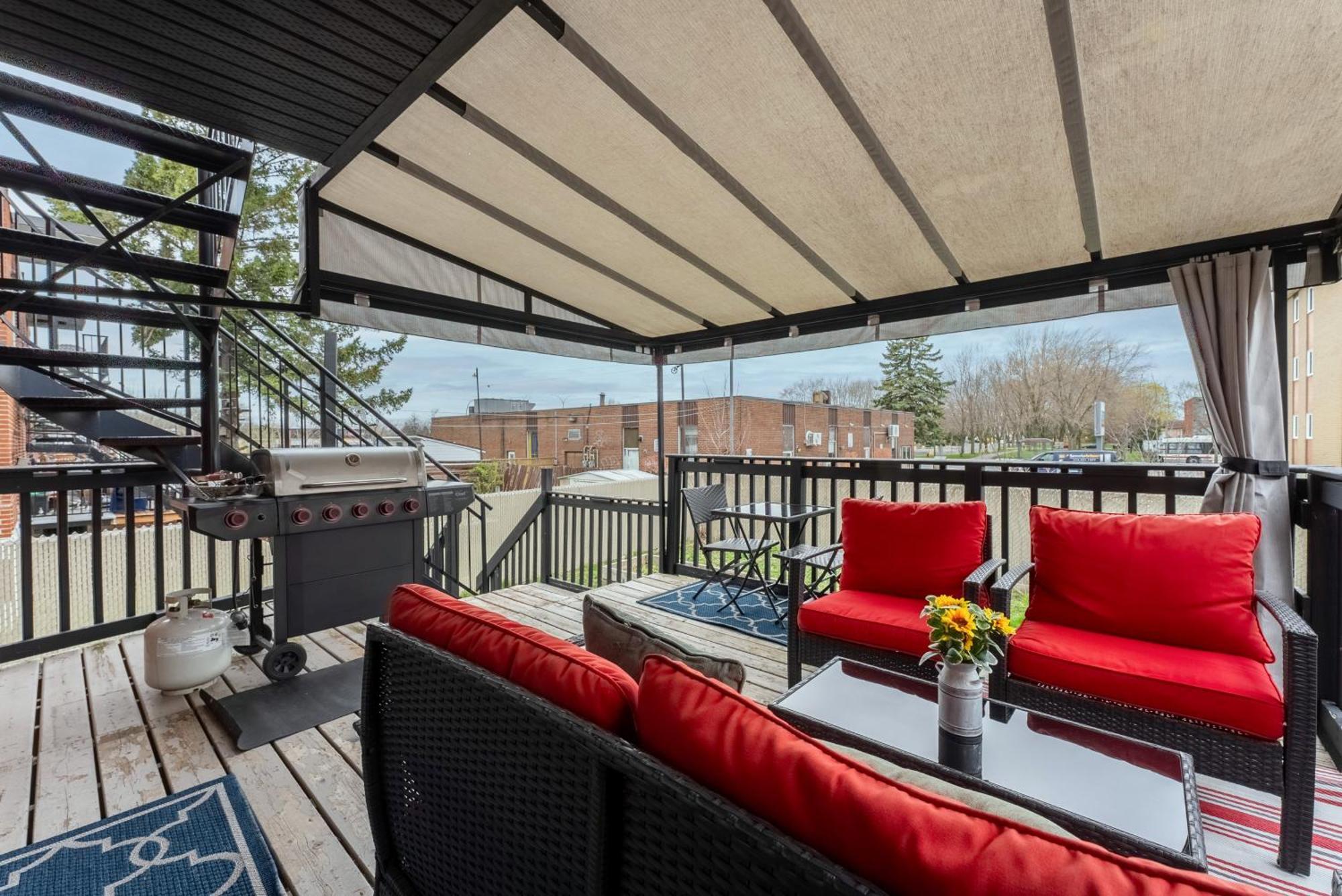Comfortable Spacious House With Parking Brossard Exterior photo